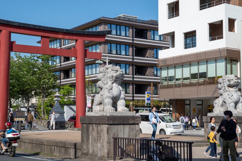 鶴岡八幡宮（二の鳥居と狛犬: 2023-05-04）