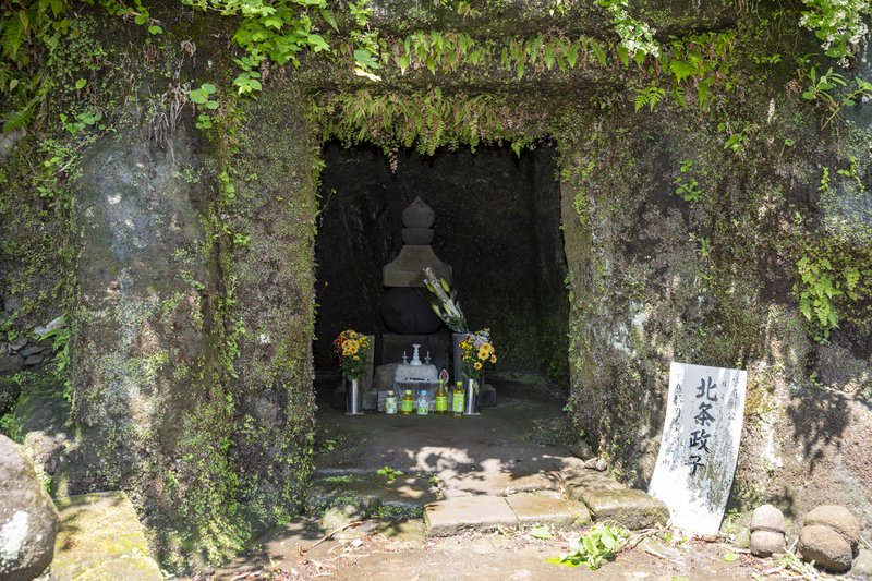 北条政子墓（供養塔）