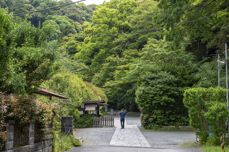 総門先の瑞泉寺境内（2022-05-06）